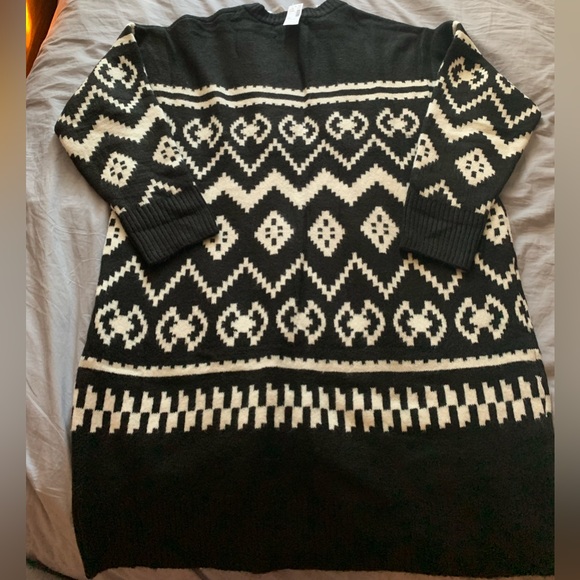 Reitmans Sweaters - NWT Reitmans black and white sweater